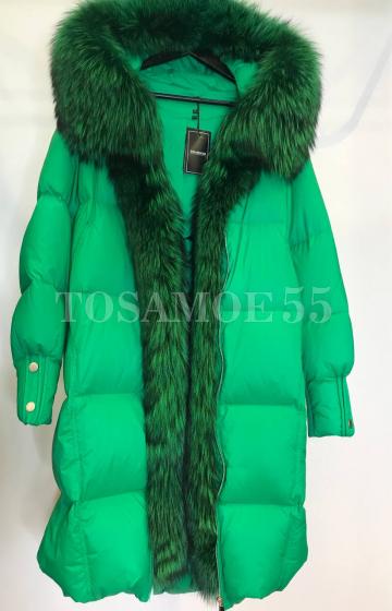 Светло-зеленый длинный пуховик с мехом енота